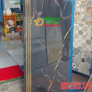 Gạch Nhập Khẩu 47x120 Lát Cầu Thang Đen Chạy Chỉ Nhũ Vàng